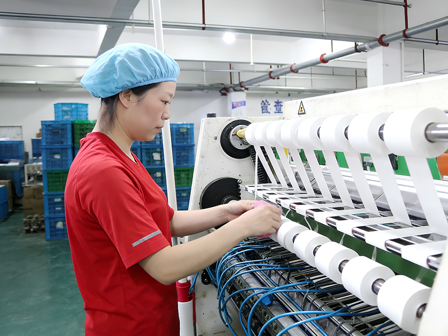 Onlywell worker operating fabric splitting machine